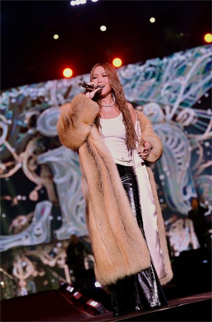 A-Lin跨年「超鏘金句連發」!要歌迷點歌投錢「限制縣長只有幾秒」網笑歪:多醉