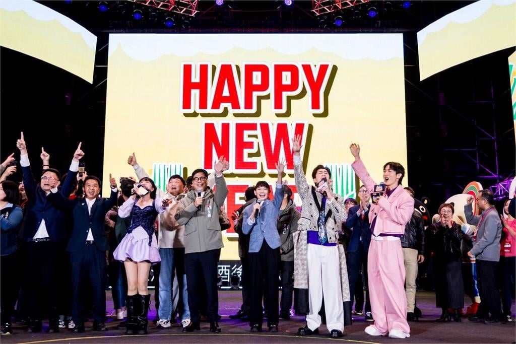 快新聞／盼高雄發光發亮！30萬人湧夢時代跨年　陳其邁攜手戴資穎驚喜現身