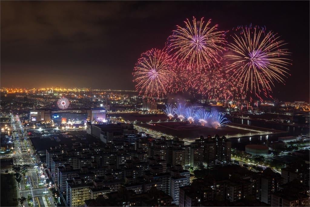 快新聞／盼高雄發光發亮！30萬人湧夢時代跨年　陳其邁攜手戴資穎驚喜現身