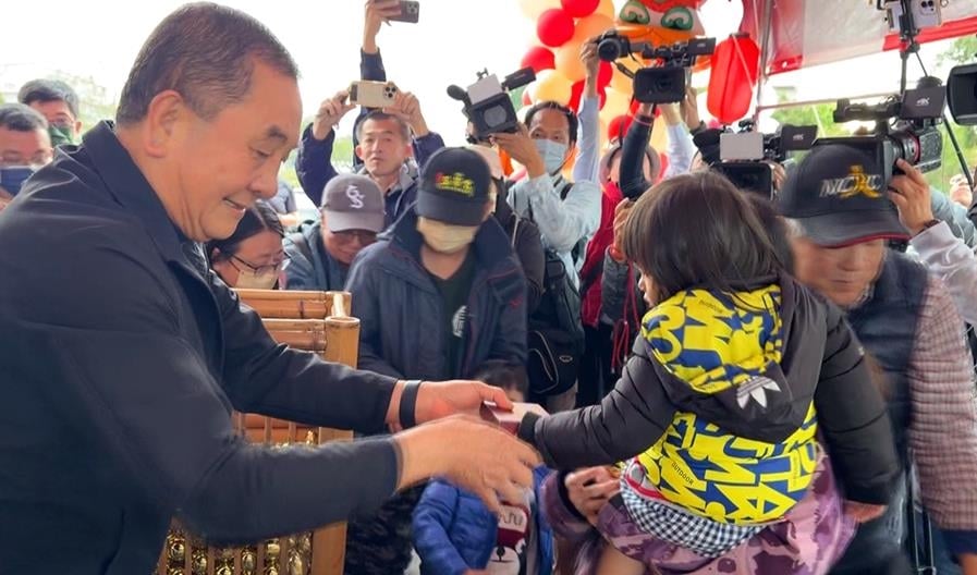 紫南宮"馬上發財"錢母夯 元旦發放人龍綿延10公里