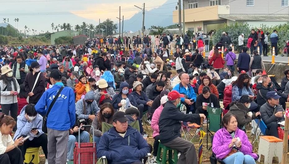 紫南宮"馬上發財"錢母夯 元旦發放人龍綿延10公里