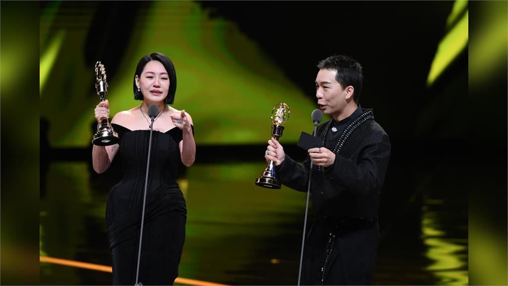 小S摸胸口撐過首個「無大S陪伴」的跨年！緊貼徐媽「眼眶泛紅」畫面引萬網淚崩