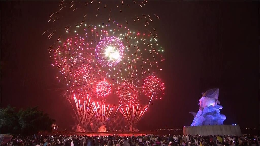 屏東東港大鵬灣跨年煙火超撞光　啦啦隊女神南珉貞獻唱台語歌
