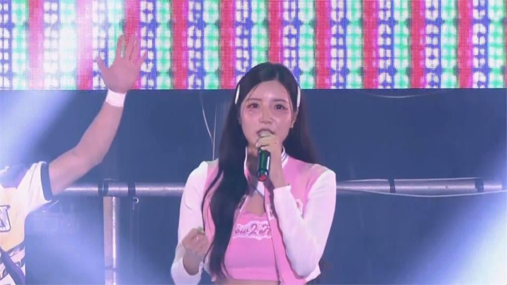 屏東東港大鵬灣跨年煙火超撞光　啦啦隊女神南珉貞獻唱台語歌