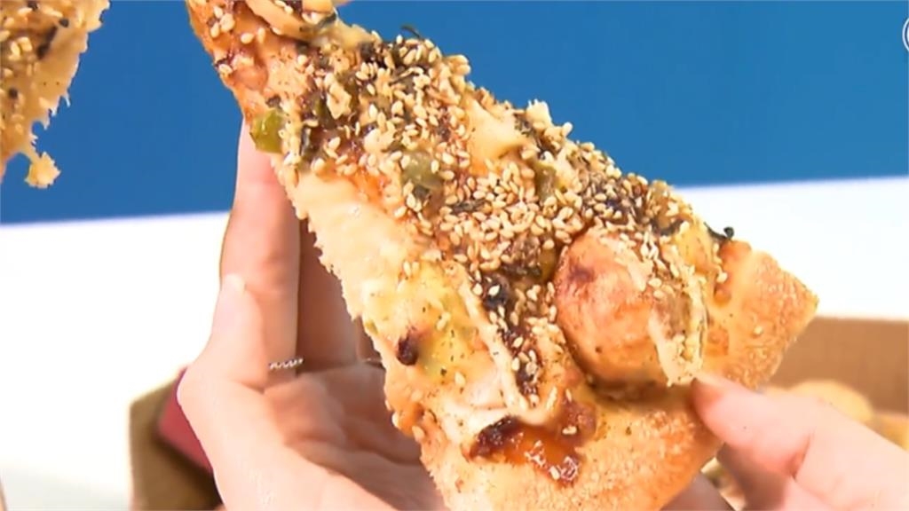 跨年夜遇「披薩之亂」!餐點竟等2到4小 網崩潰喊:8點還在出4點單…