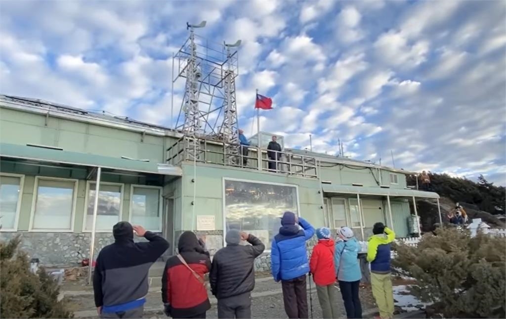 2026第一道曙光畫面曝！鄭明典分享「元旦最高升旗」讚：美麗的青天白日滿地紅