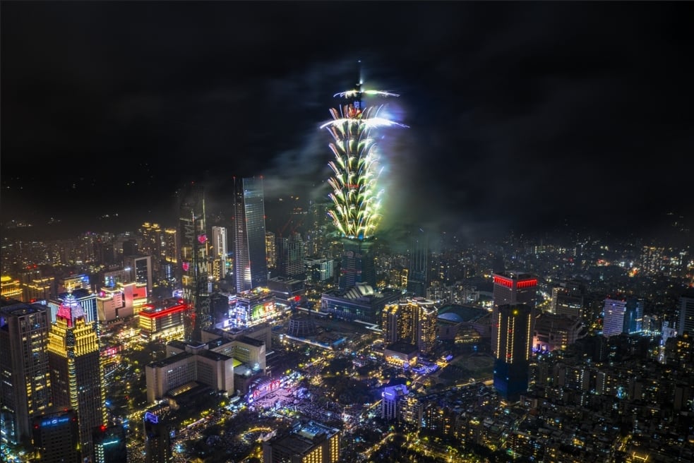 淋雨看煙火慘變「台北101煙霧秀」評價兩極!現場民眾幫平反:這點勝直播