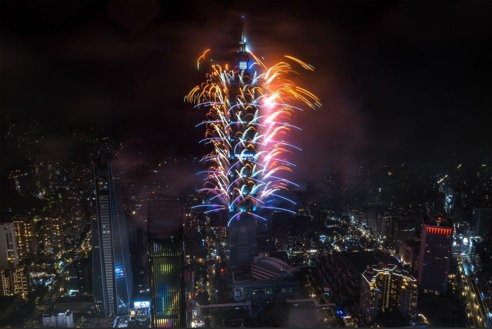 淋雨看煙火慘變「台北101煙霧秀」評價兩極!現場民眾幫平反:這點勝直播