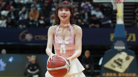 啦啦隊(影)／好準！峮峮久違應援特攻「罰球線上特殊開球」網驚：生涯命中率百分百