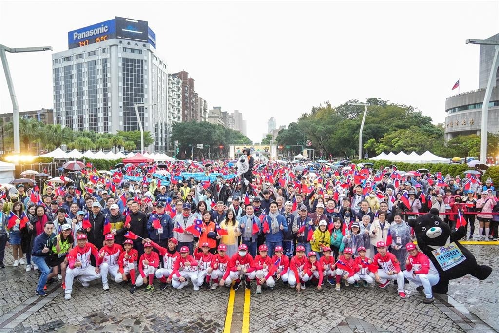 綜合／新年到！東園國小少棒現身北市府元旦升旗路跑「領唱國歌」延續世界冠軍熱潮