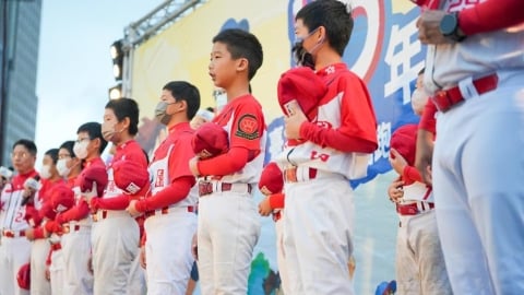 綜合／迎新年！東園國小少棒現身北市府元旦升旗路跑「領唱國歌」延續世界冠軍熱潮