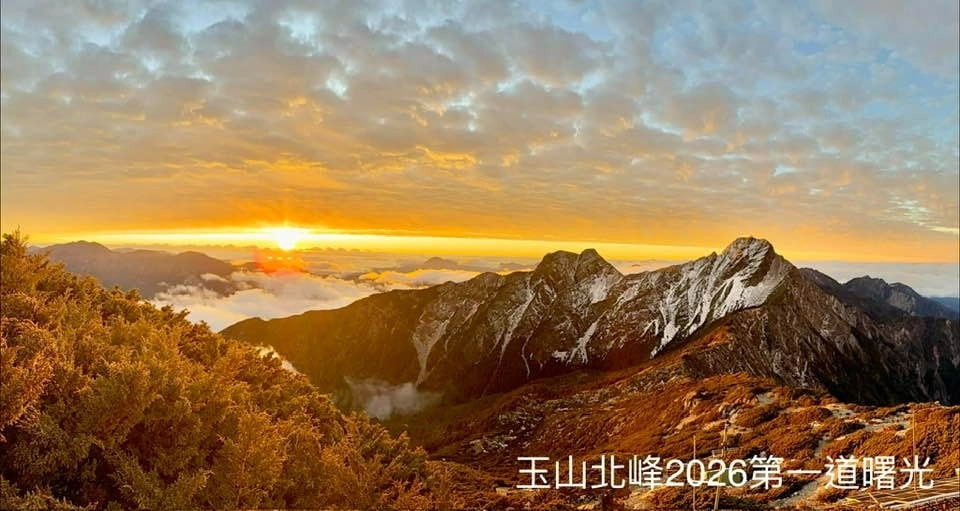 鄭典明於玉山觀看曙光。（擷取自鄭明典臉書）