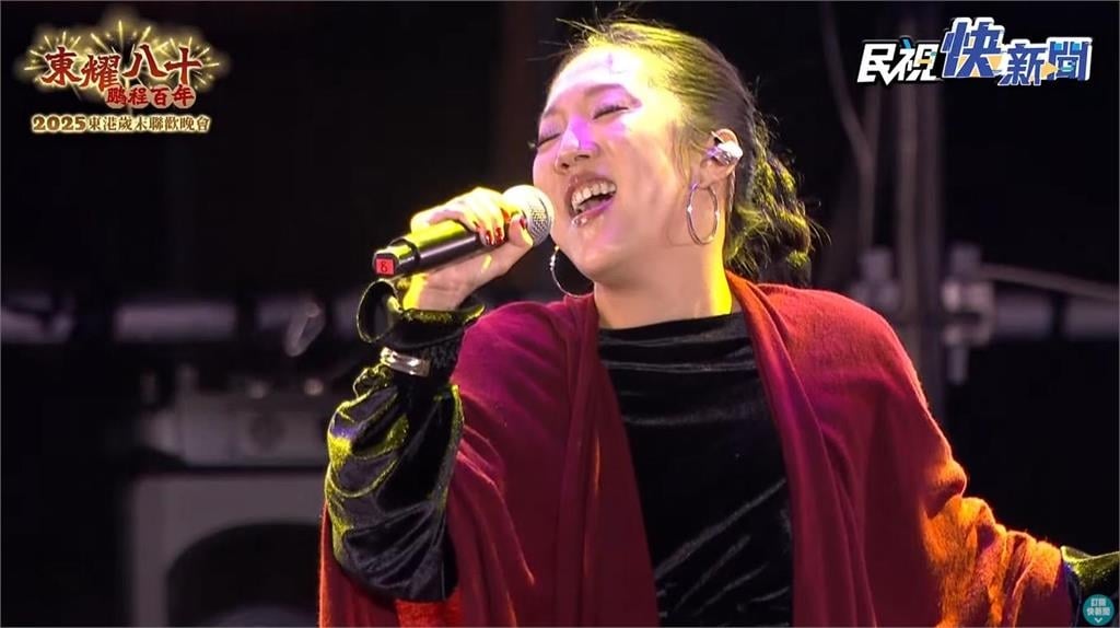 屏東東港跨年夜最高潮！李竺芯「法式台語」壓軸開唱　歌聲震撼大鵬灣