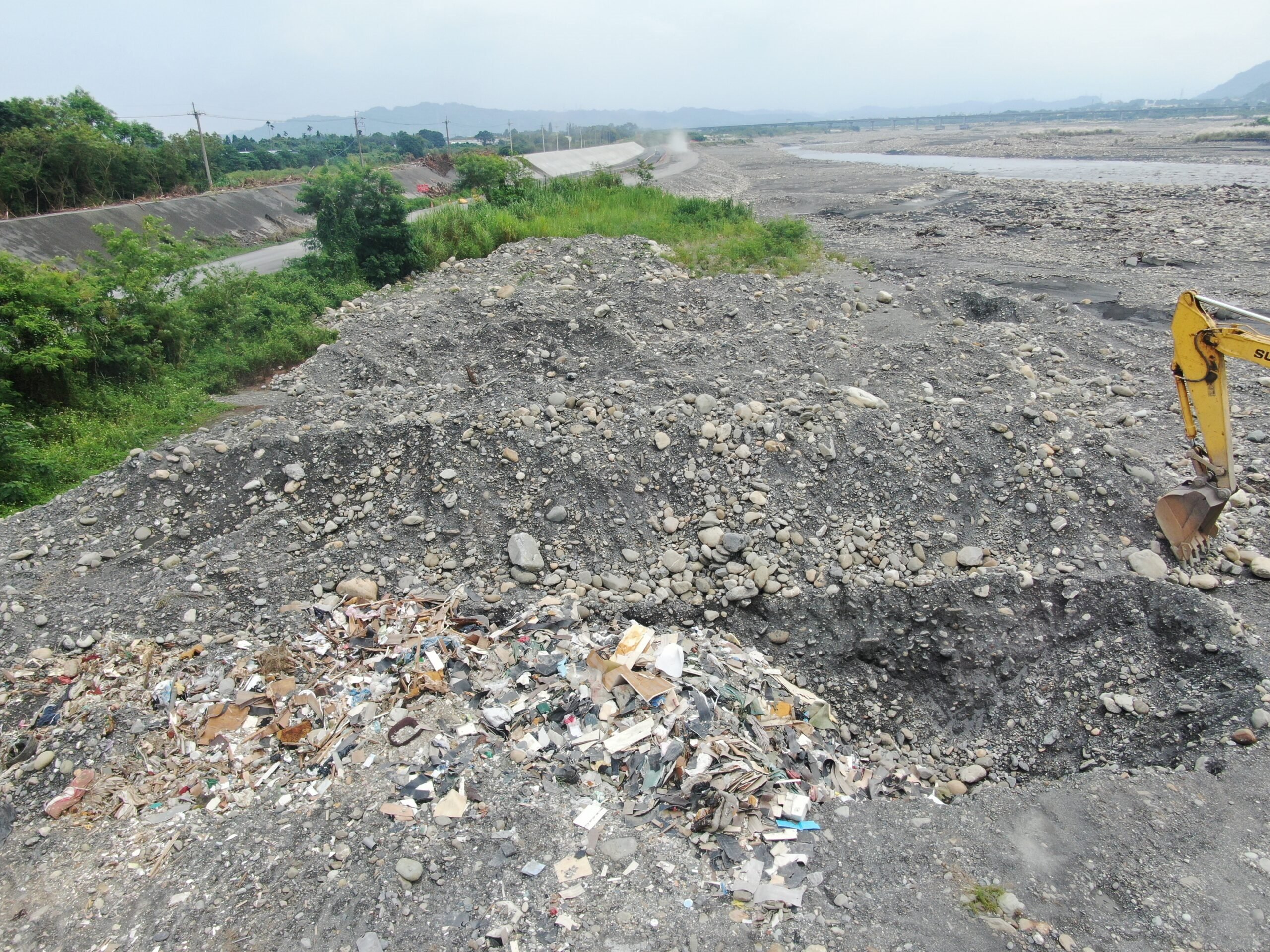 營建廢棄物毒害中南部5大溪流 檢警出重手逮22人