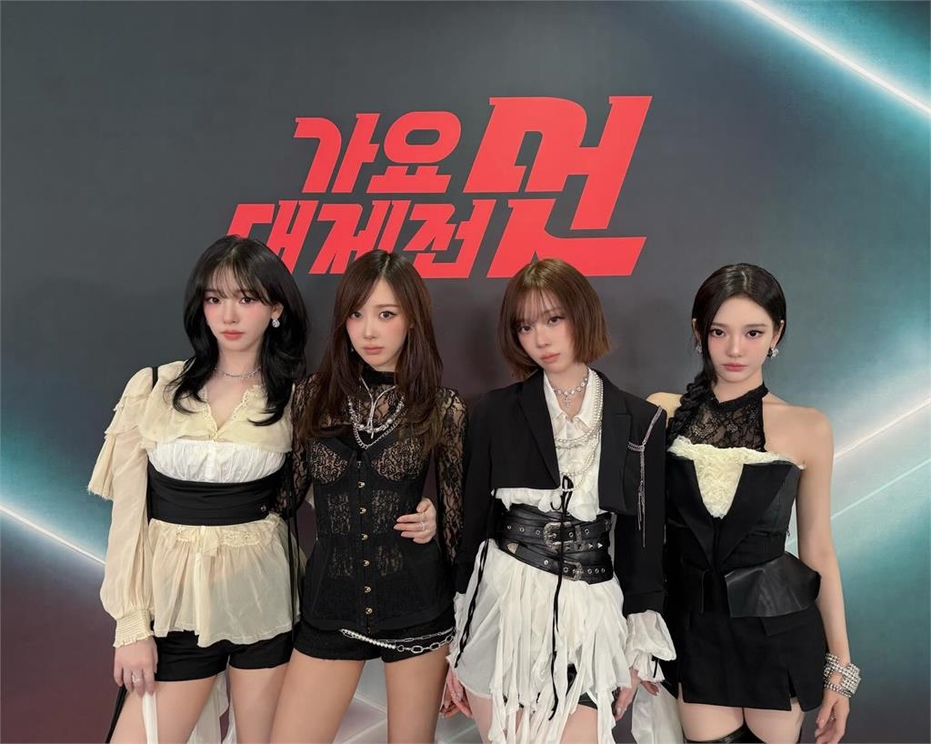 中國成員昔曬「原子彈檯燈」！aespa唱紅白「2主持人全程沉默」疑無聲抗議