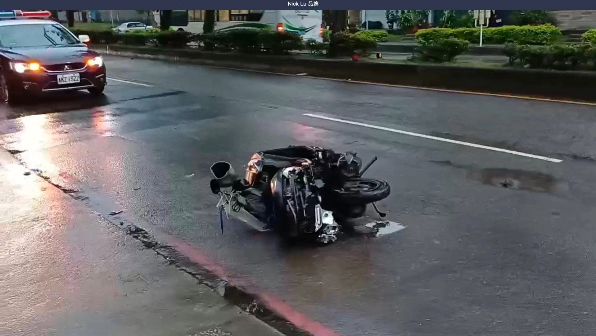 毛男駕駛的機車，遭嚴男酒駕高速撞上，車體已完全變形。（翻攝畫面）