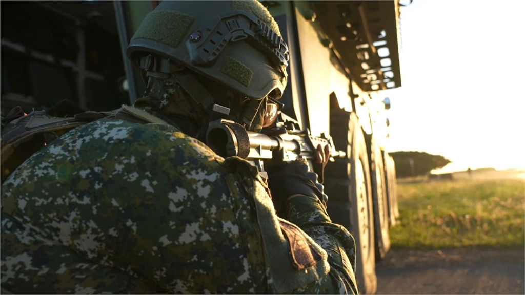 女友趁中共軍演偷帶小王「開房間」！軍人男友被綠崩潰：保家衛國為了什麼？