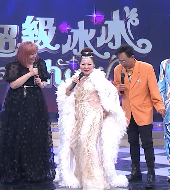 《超級冰冰Show》白冰冰重現秀場禮服中空性感秀腰！邢峰「沒看過70歲還這麼騷」