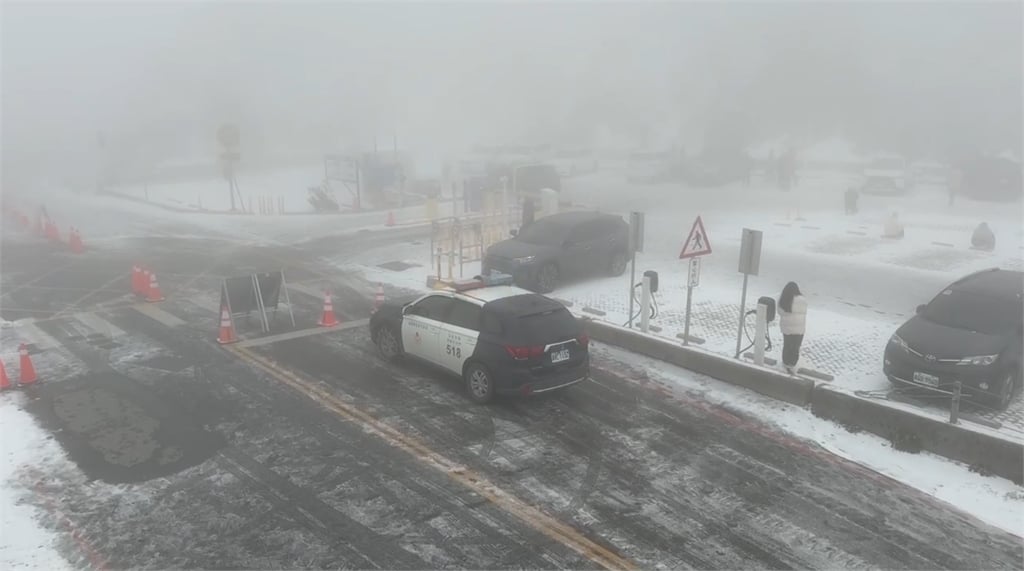 快新聞/合歡山今晨飄雪花!積雪已達2公分 駕車上山需加掛雪鍊