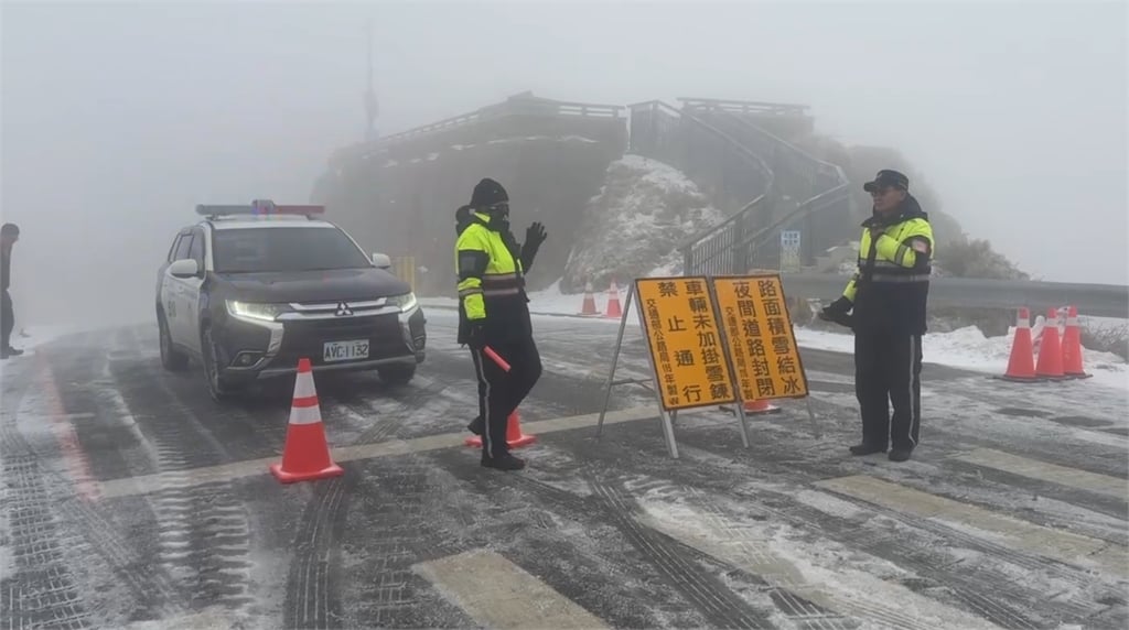 快新聞/合歡山今晨飄雪花!積雪已達2公分 駕車上山需加掛雪鍊