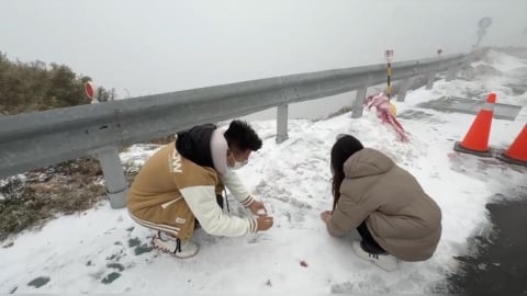 合歡山今晨飄雪花！積雪已達2公分　駕車上山需加掛雪鍊