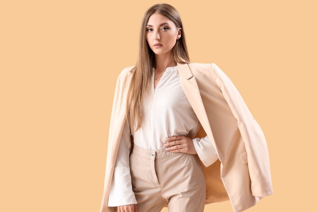 顏色深淺可以製造層次感。比方說，米白西裝外套搭純白襯衫，再配深一點的米白褲子，整體仍然是白色系，但層次分明。圖/123RF圖庫