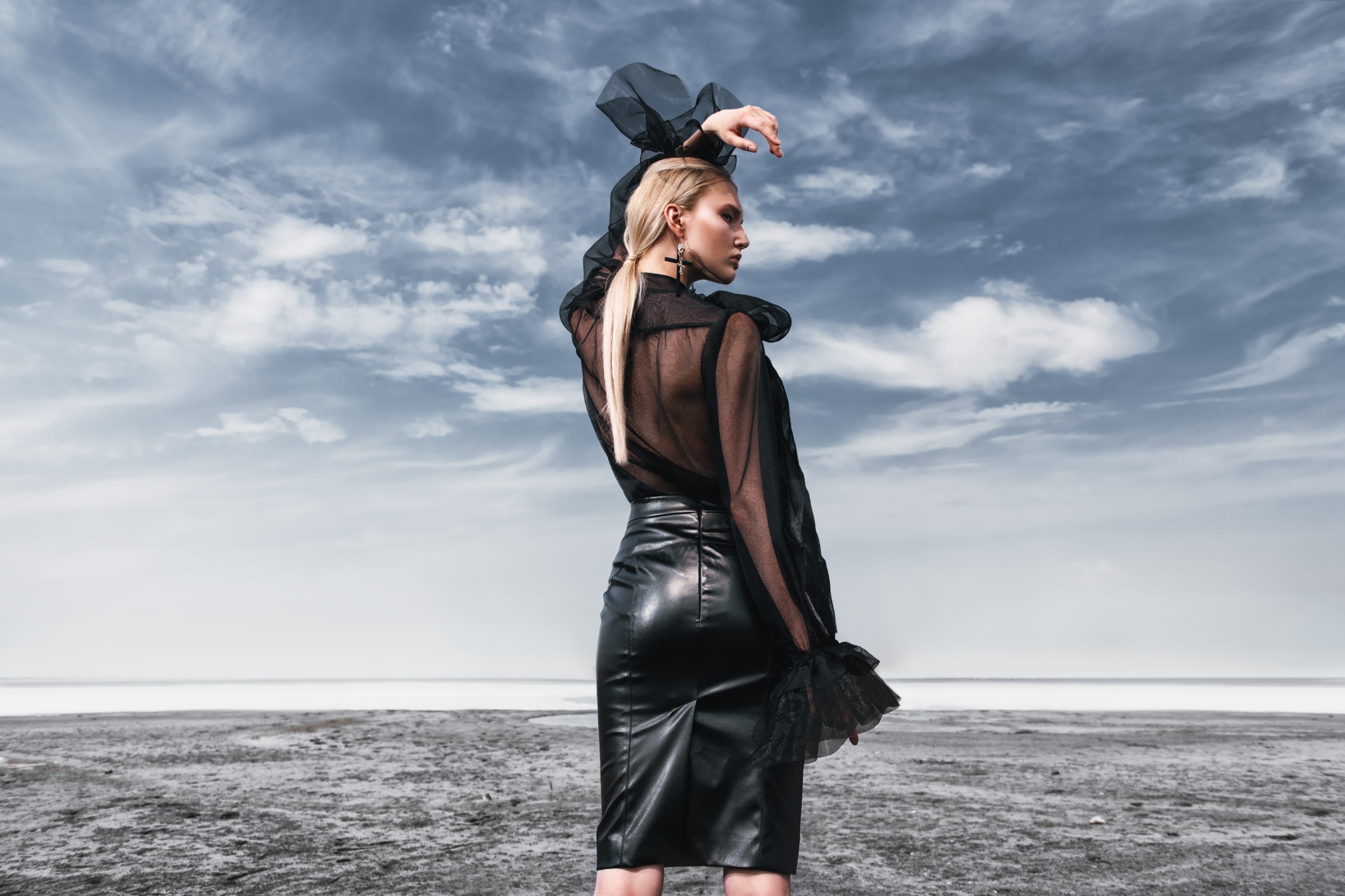 全身單色也可以用材質變化，製造豐富的視覺效果，比如說，同樣是黑色，妳可以用薄紗上衣搭配皮裙，顏色一致，但觸感不同，視覺自然豐富。圖/123RF圖庫