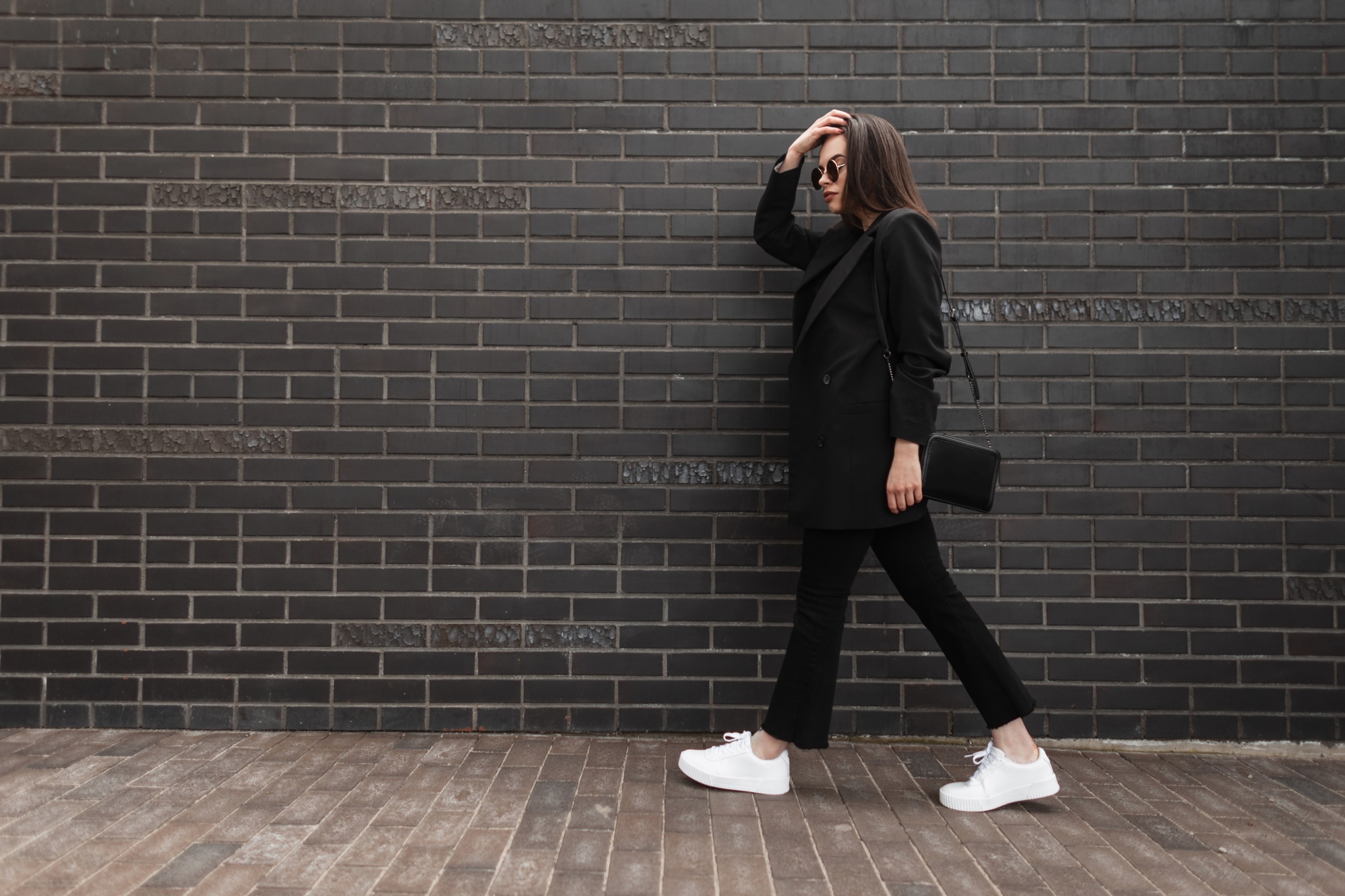 全身單色不代表什麼顏色都不能出現，而是主體要乾淨。妳可以穿一身黑西裝，但在包包、鞋子或圍巾加一點不同色系，當作視覺重點。圖/123RF圖庫