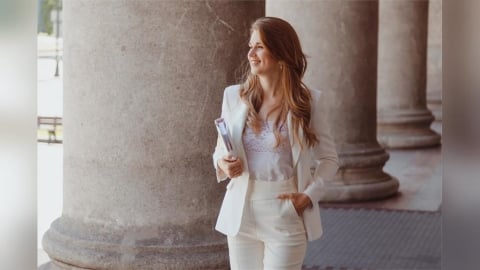 不怕撞衫也不顯無聊！冬天全身單色穿搭 3 個小技巧 氣場自然升級