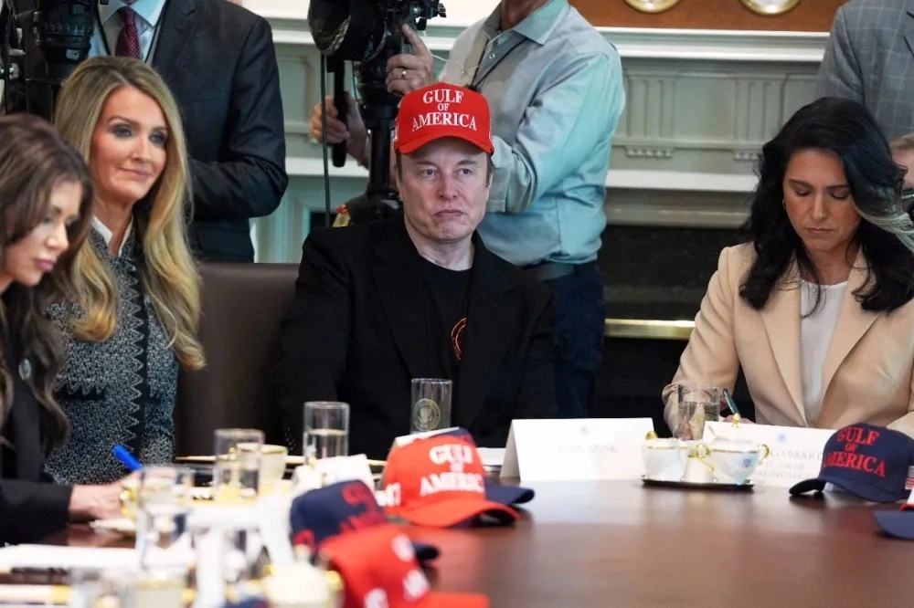 馬斯克在2025上半年積極參與川普政府的政策活動，引發歐洲消費者頻繁抵制。圖為2025年4月30日馬斯克戴著「美國灣」的帽子出席白宮內閣會議。