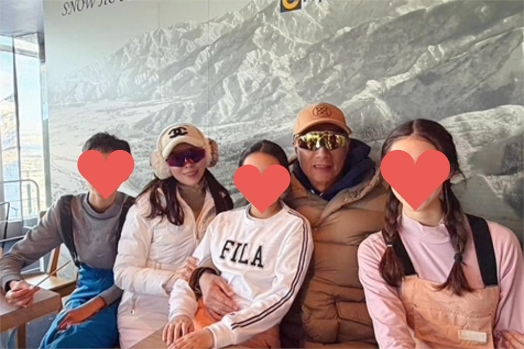 郭台銘離台「頭髮全變白」75歲近況曝！緊貼曾馨瑩「私下甜蜜被拍」網朝聖