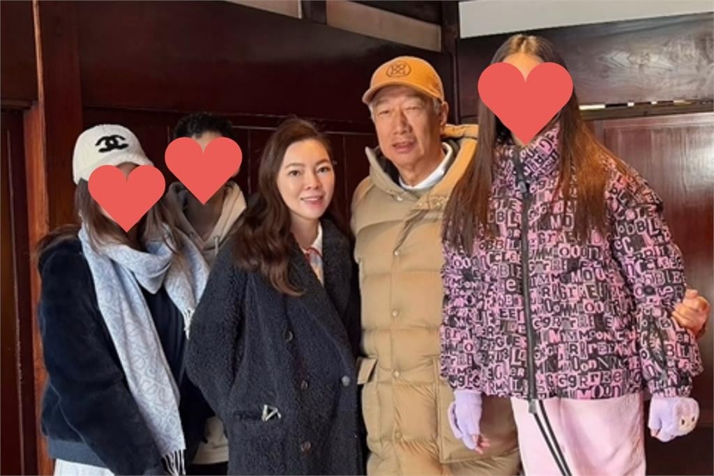 郭台銘離台「頭髮全變白」75歲近況曝！緊貼曾馨瑩「私下甜蜜被拍」網朝聖