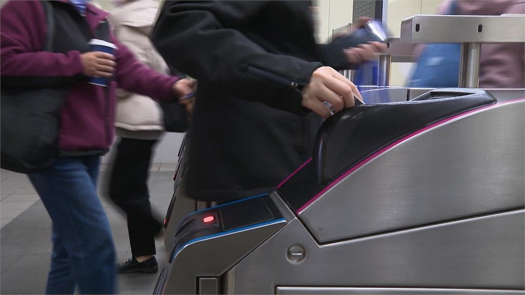 沒帶悠遊卡也能嗶進站！台北捷運1/3起開放「手機支付」