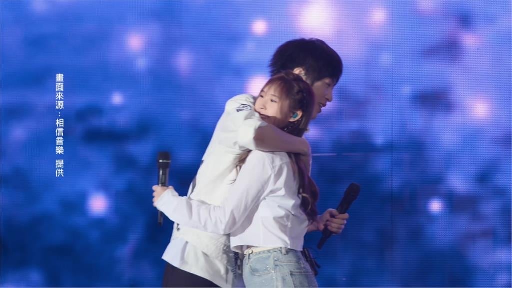 冠佑女兒任五月天演唱會嘉賓　父女同台合唱「我不願讓你一個人」