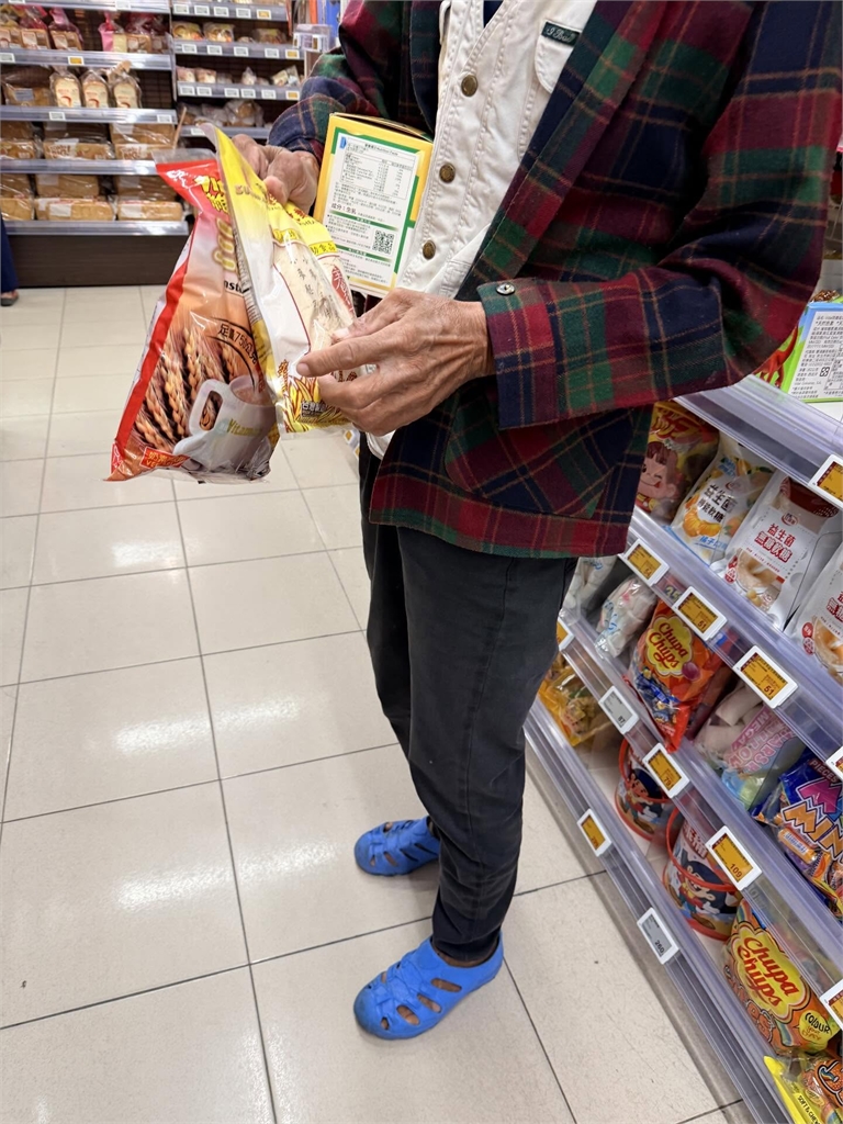 他逛超市突被陌生人要錢！老翁挑食物「1舉動藏洋蔥」超暖結局惹哭7.4萬人