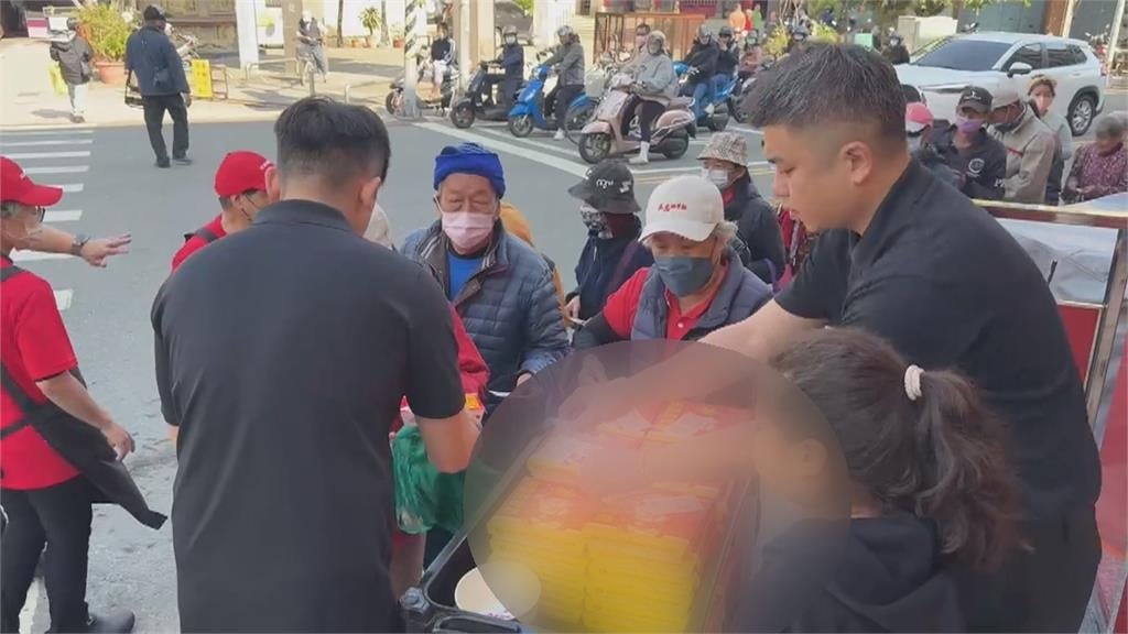 排骨飯南霸天進駐光華夜市 開幕首日「1元便當」吸引搶排