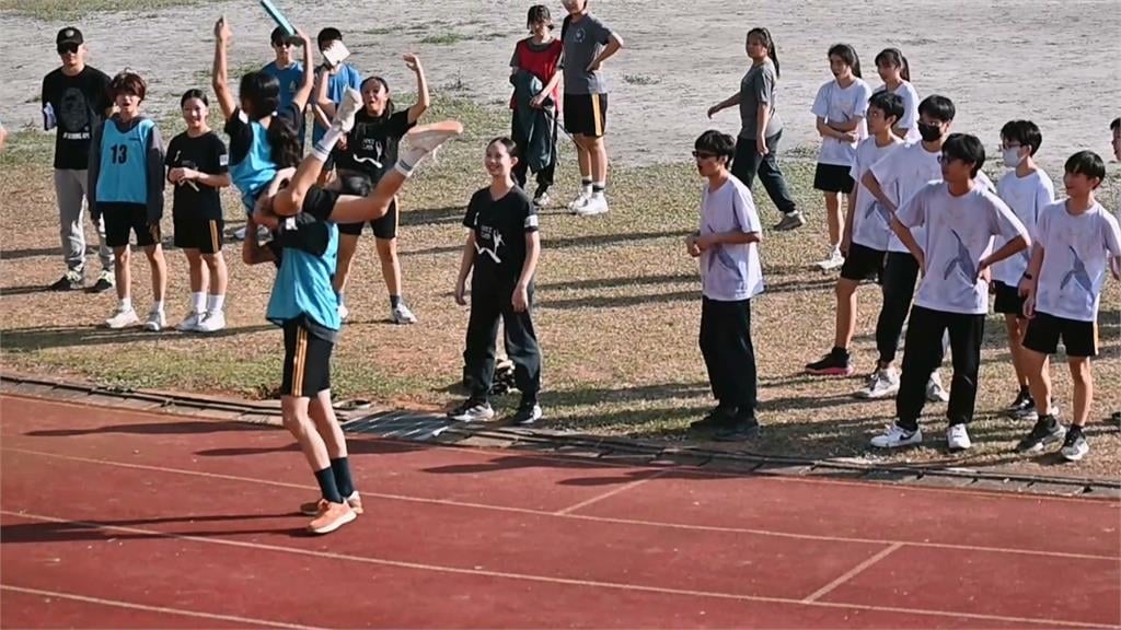 大隊接力「空翻」接棒 嘉義國中校慶舞蹈班超強