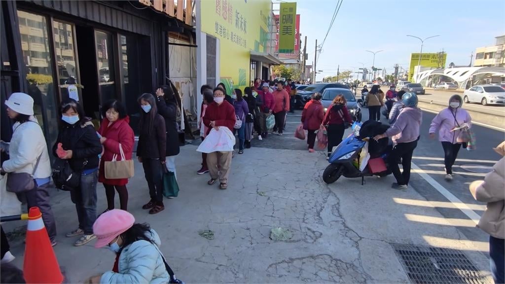 台中發送高麗菜吸引千人排隊 彰化推拔蘿蔔體驗