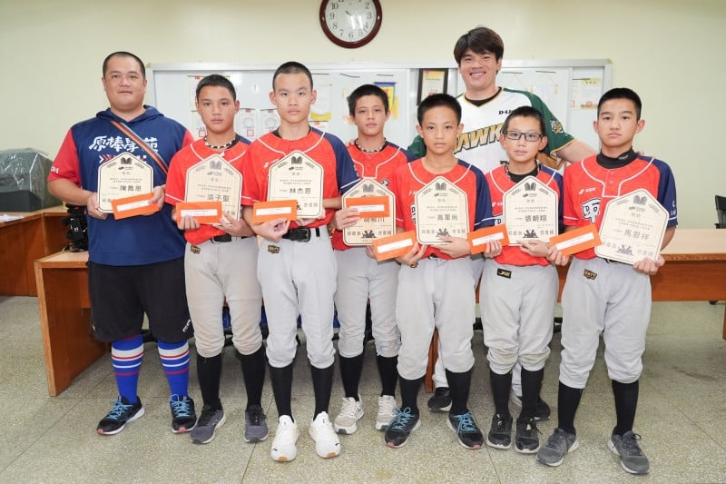 中職／台鋼雄鷹張肇元自掏腰包買手套當禮物！為球芽頒獎勉勵小球員超越自我