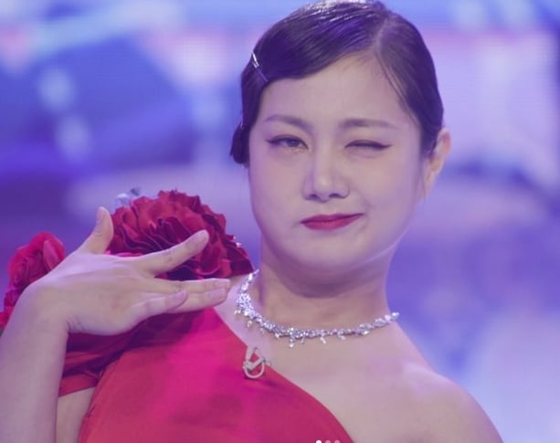 女星後座「親熱男友」爽到猛踢椅座!經紀人開車「逼看車內連結」控訴險出車禍