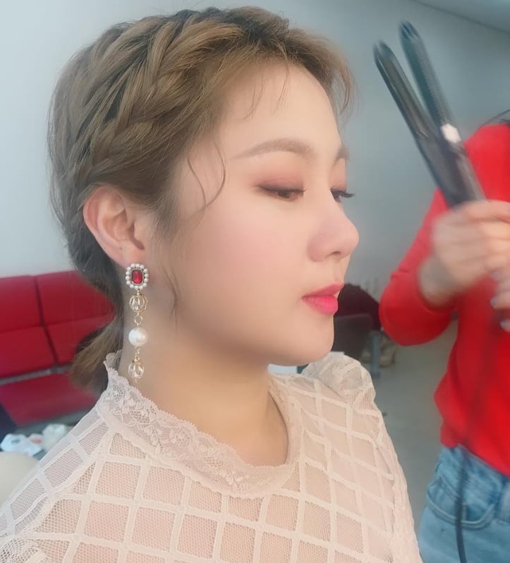 女星後座「親熱男友」爽到猛踢椅座!經紀人開車「逼看車內連結」控訴險出車禍