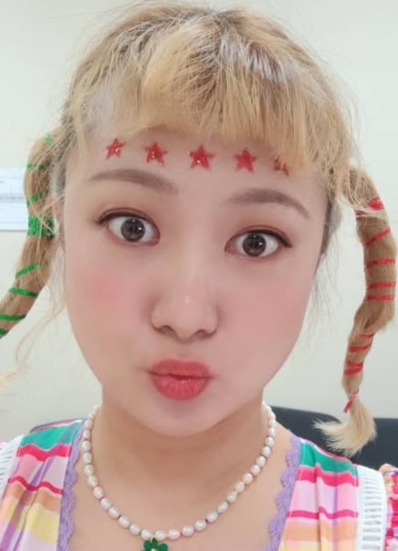 女星後座「親熱男友」爽到猛踢椅座!經紀人開車「逼看車內連結」控訴險出車禍