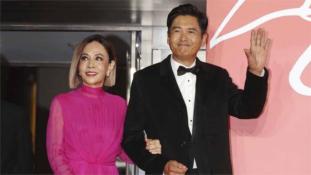 周潤發66歲愛妻罕見露面!網一看近況驚見「雙頰消瘦」嚇喊:保重身體