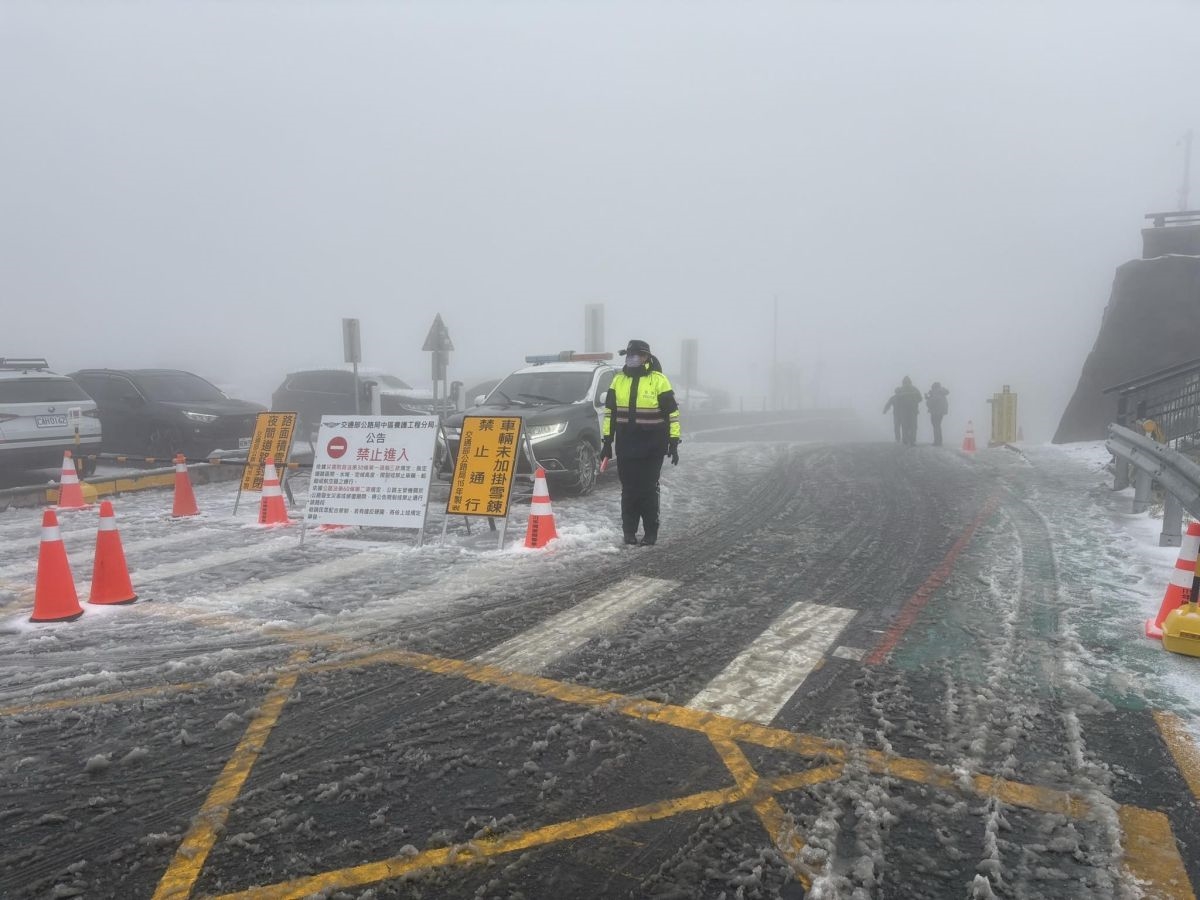 圖／日前一名女警在合歡山值勤，因為冷到內八，讓網友們感到相當心疼。（翻攝中橫路況交通資訊站臉書）
