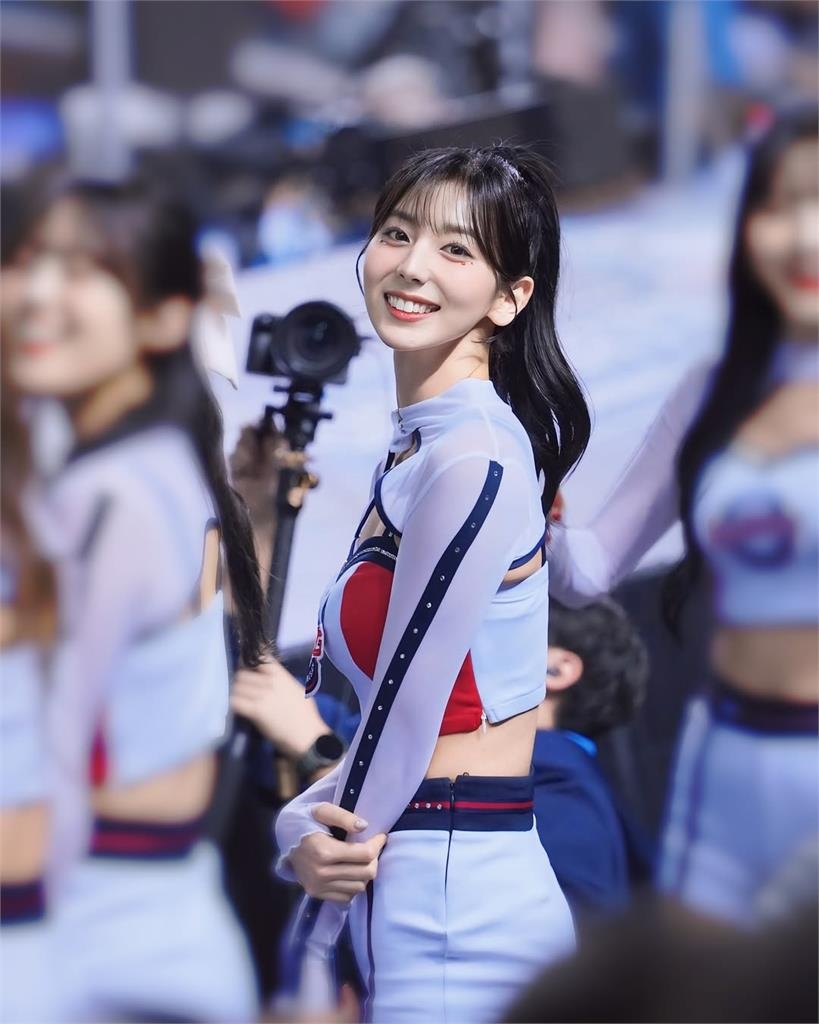 髮香來尬聊(圖影)／「九頭身女神」睦那京來了！大秀中文向粉絲們拜年