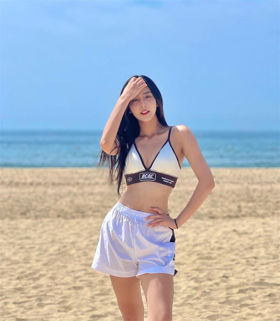 髮香來尬聊(圖影)／「九頭身女神」睦那京來了！大秀中文向粉絲們拜年