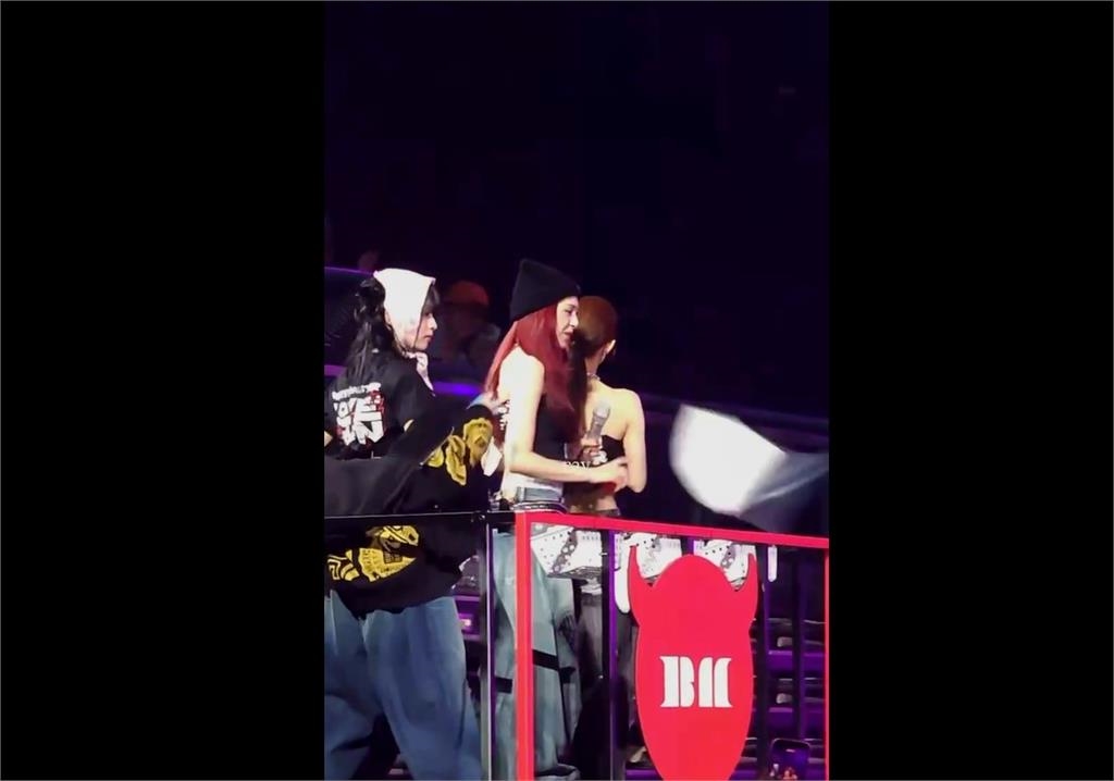 BABYMONSTER演唱會亂象！　成員被歌迷畫冊砸中