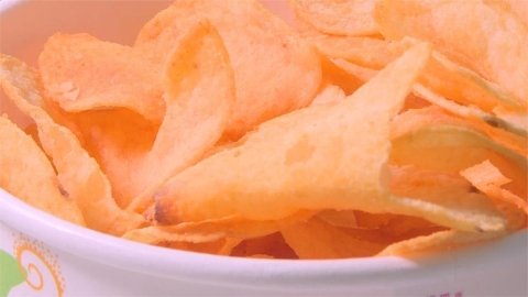 追劇吃零食好療癒?醫曝「3隱藏成分」超傷腎嚴重恐致心臟驟停!