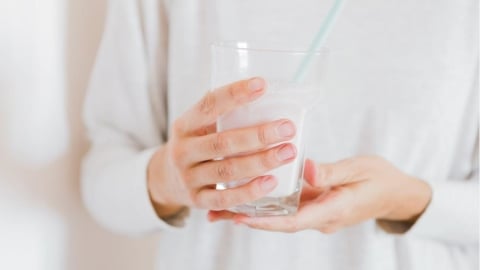 為何喝水也可能帶來風險？營養師揭「喝水易嗆」3 大原因與注意事項