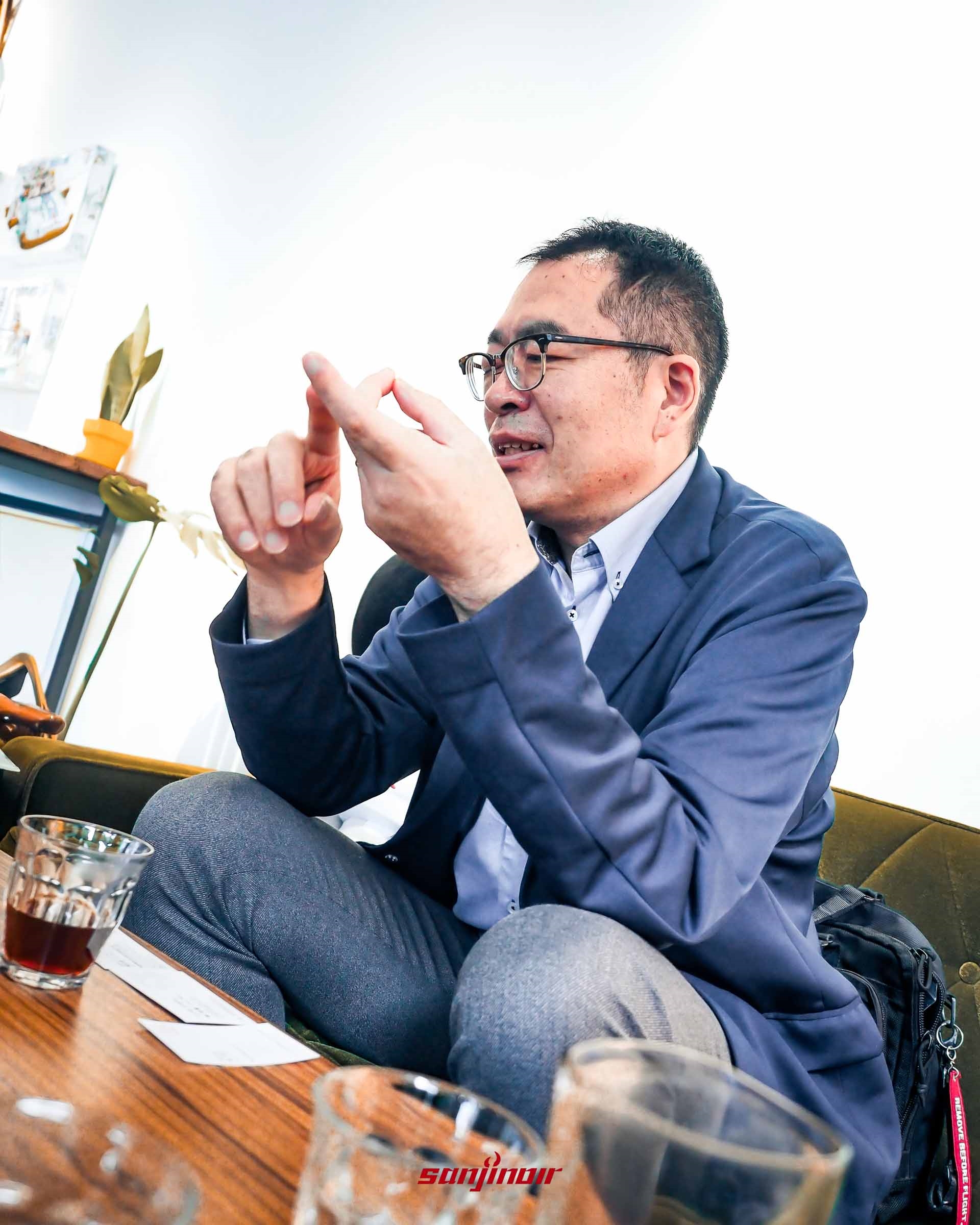 山上智行比劃手勢說明 Prelude 開發細節。